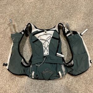 Nike Hydration Running Vest Pack in Deep Teal & White